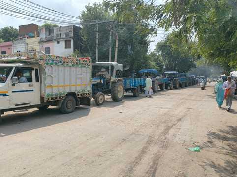 Tractors queue up and market jammed, farmers upset