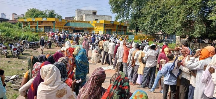 Disabled farmer faints while standing in line to get fertilizer