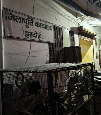 Those selling wheat at government centres and filing income tax returns are getting free grains.