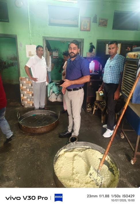Adulteration in sweetness... 670 kg of khoya made from powder and vegetable ghee instead of milk seized, Chief Minister's flying squad conducted a raid