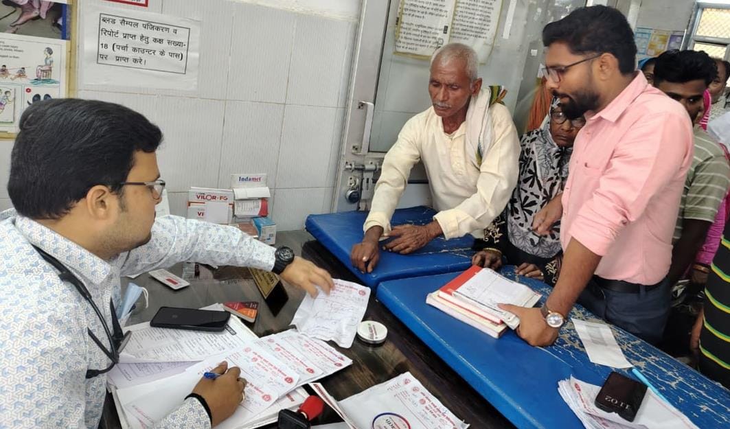 Elderly people get breathless while getting a slip made before treatment.
