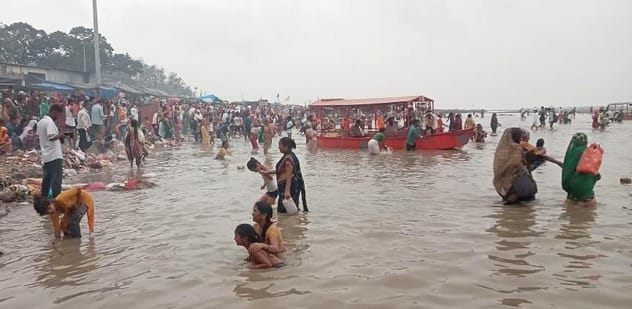 On Sharad Purnima, devotees took a holy dip in the Ganga.