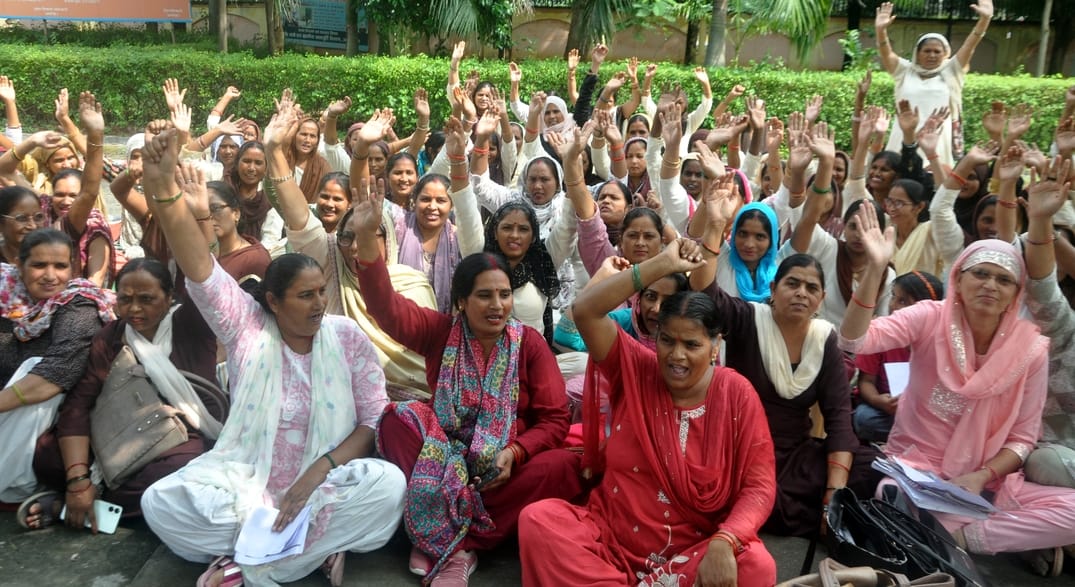 Asha workers protest and raise slogans at the Collectorate