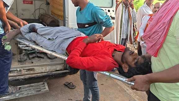 Bolero collided with two bikes and an e-rickshaw, injuring six.