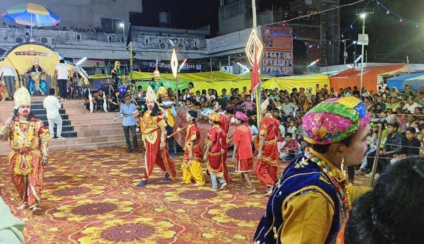 After killing Ravana, cheers for Shri Ram echoed.