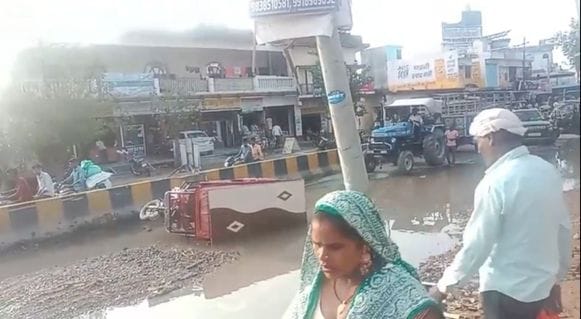 Several e-rickshaws overturned in water-filled potholes on the highway, injuring passengers.