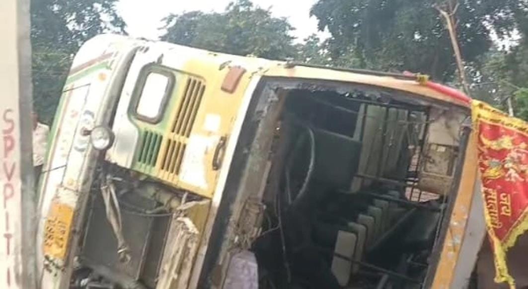 Bus full of devotees overturns, 21 injured