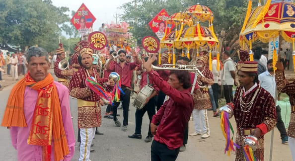Ram Baraat was celebrated with great pomp in Kunwargaon, people welcomed it by showering flowers.