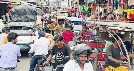 People were troubled by the jam on Kotwali Road in Puwaiyan.