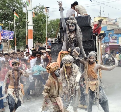 Processions were taken out on Valmiki Jayanti, flowers were showered