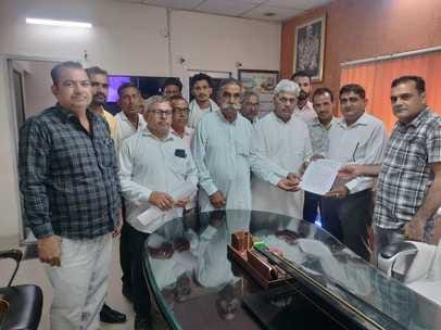 Committee directors and employees submitted a memorandum in the name of the CM to the Deputy Commissioner.