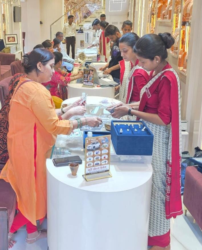 Karwa Chauth: Before the married women, the bullion market adorned itself