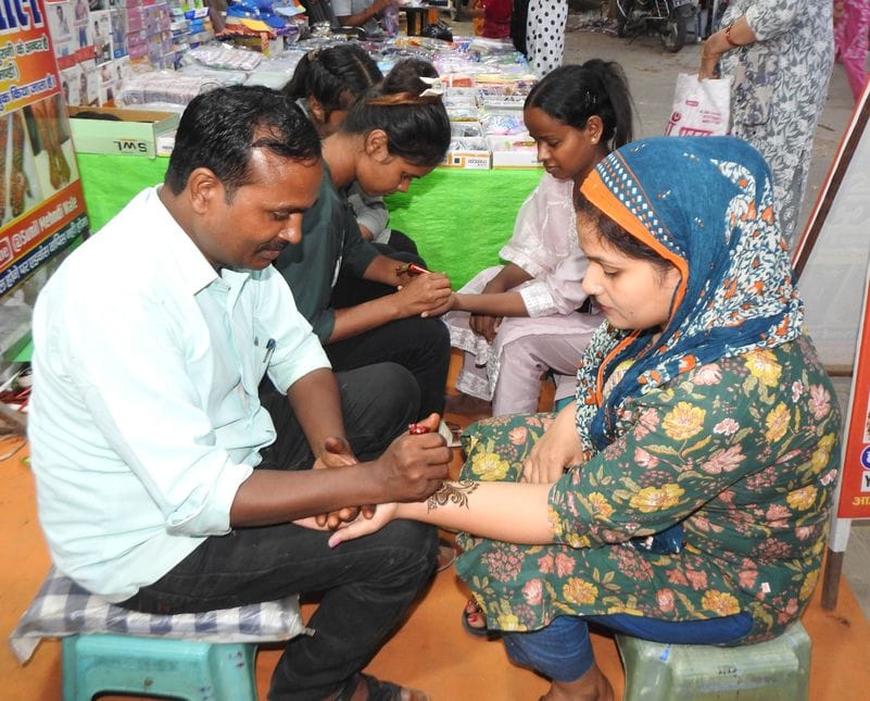 Siddharthnagar News: Karwa Chauth tomorrow... Enthusiasm is visible to get ready for the beloved