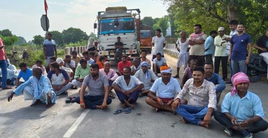 Angry villagers block road after teenager allegedly kidnapped
