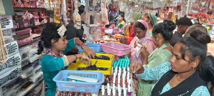 Karwa Chauth... Crowds of women gathered in the market to buy bangles.