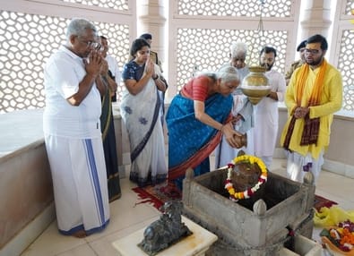 Nirmala Sitharaman performed the aarti of Ram Lalla with her family