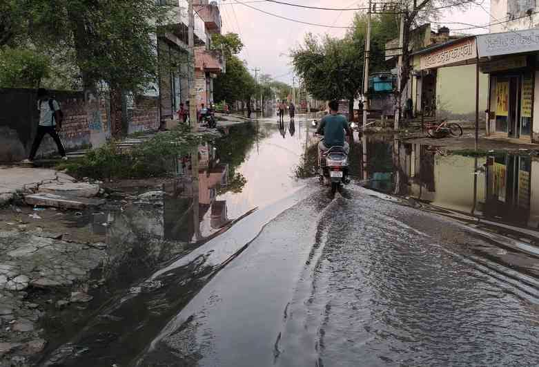 Waterlogging persists in Kalanaur, sewerage overflows
