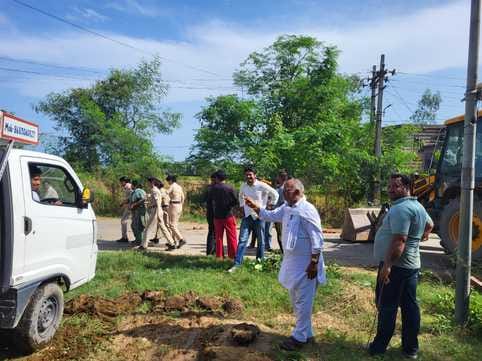 Occupation removed from Panchayat land of Kalpi under police protection