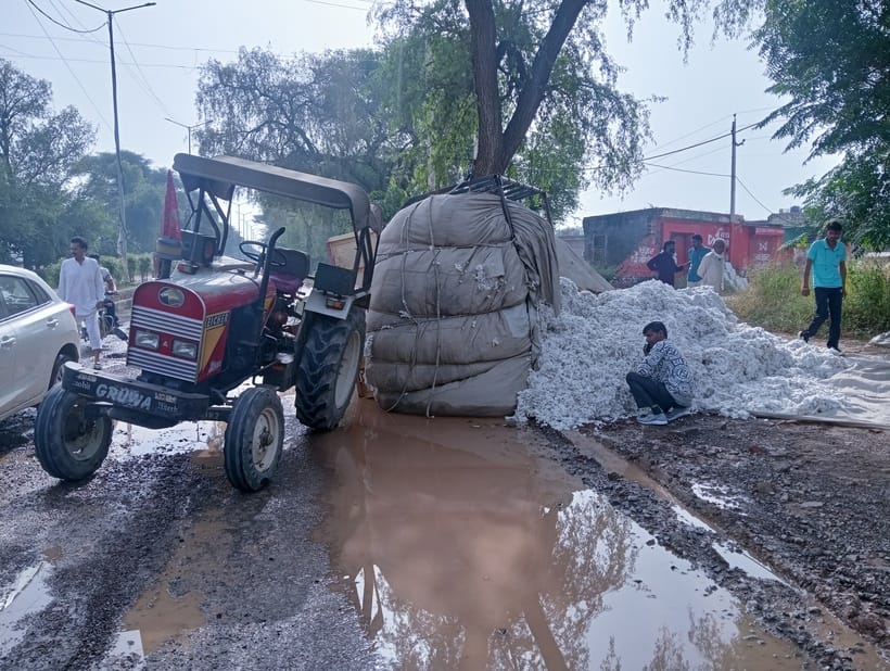 Two days, two accidents... trolley overturns on Sirsa Road, potholes increase danger