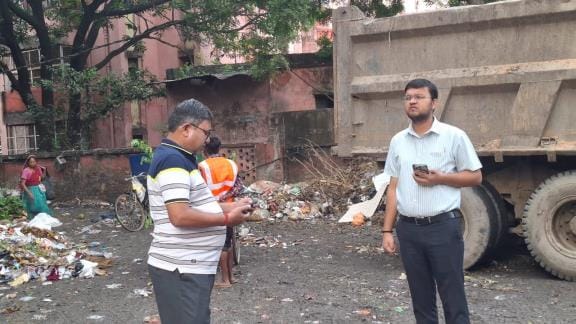 During the inspection in Aliganj, the Municipal Commissioner found garbage at many places.