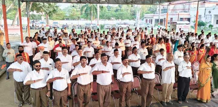 Volunteers pledged to serve Mother India by worshipping weapons.