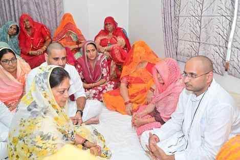 बीकानेर: पूर्व मुख्यमंत्री वसुंधरा राजे पहुंचीं डूडी निवास,स्व. रामेश्वर डूडी को दी श्रद्धांजलि