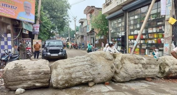 Two roads were closed due to the construction of the elevated road, causing problems in going to the market.