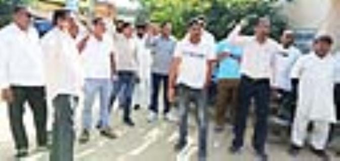 Contractors surrounded the CE, saying that work is being given to the minister's favorites.