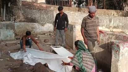 बंद पड़े मकान के टैंक में मिला महिला का अर्धनग्न शव