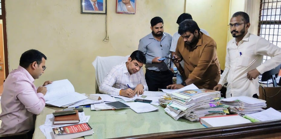 Additional District Magistrate Finance inspected the Tehsildar Court.