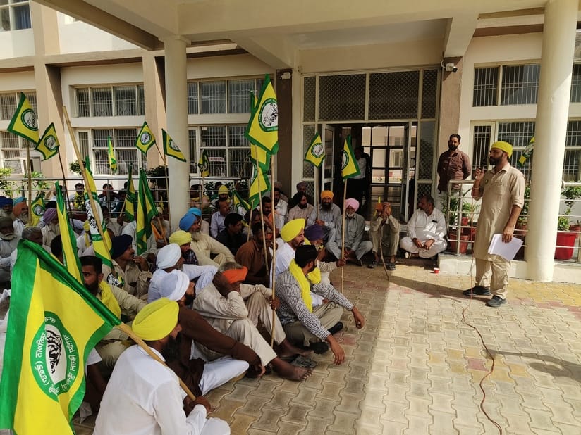 Farmers held a tractor march and protested at the SDM office.