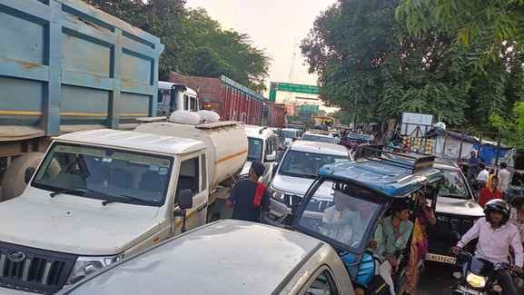 Two trucks broke down on the Betwa Bridge, causing a 20-km traffic jam and leaving an ambulance stranded for two hours.