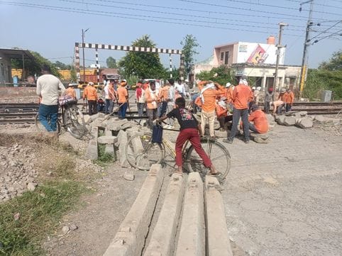 The crossing was closed and vehicles had to travel an additional 10 km.