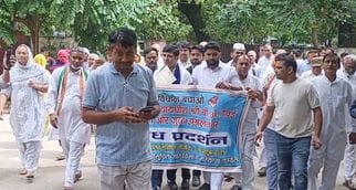 Congress workers protested demanding the arrest of the accused of throwing a shoe at the Chief Justice.