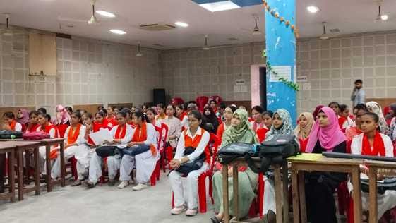 Information on AI and employment-oriented education was given to girl students.
