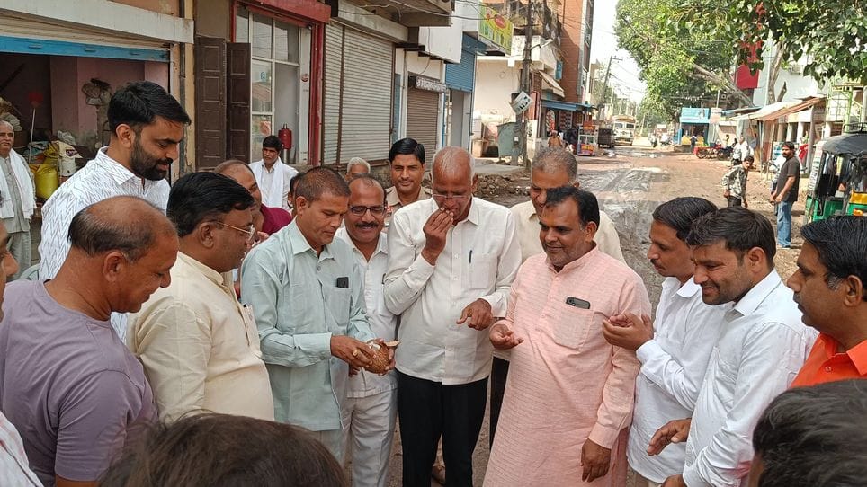 The road from the grain market to the railway station will be constructed at a cost of Rs 35 lakh.