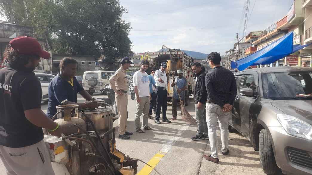 Vehicles can be parked in the yellow line area in Ghumarwin city.