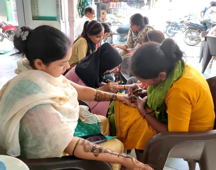 Karwa Chauth: I should apply mehndi in the name of my beloved...
