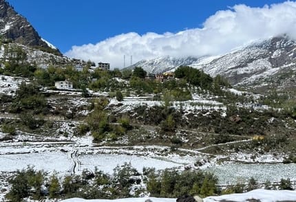 Snow blocks roads...Manali-Leh and Gramphoo-Kaza routes remain closed for the fourth day.