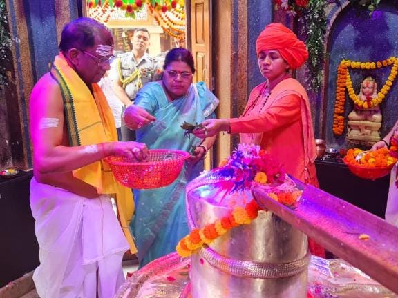 Assam Governor visits Mankameshwar Temple