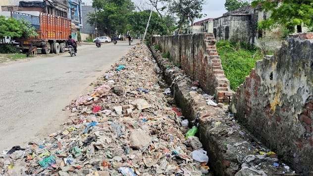 After cleaning the drain, the garbage was left on the roadside.