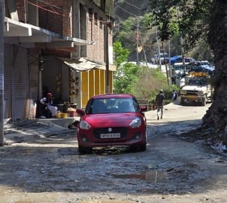 Half of Ruslah Marg left untarred