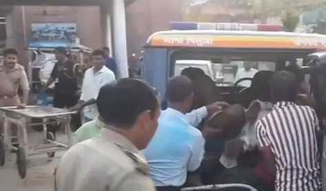 4 people including two women injured in collision between bike and moped