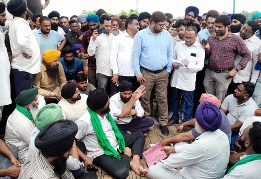 Farmers stopped the paddy transport from Khutar by staging a sit-in at the Puranpur border.