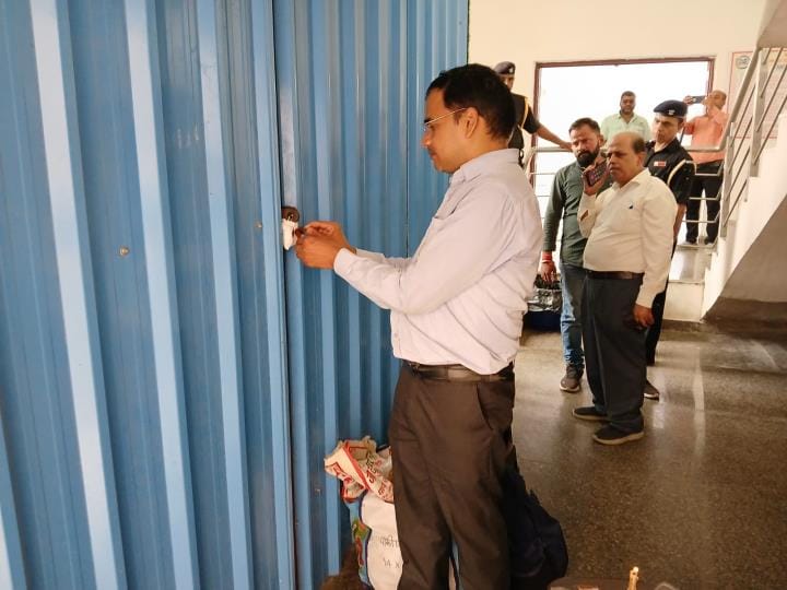 An illegal canteen was operating in the administrative building, and it was sealed.
