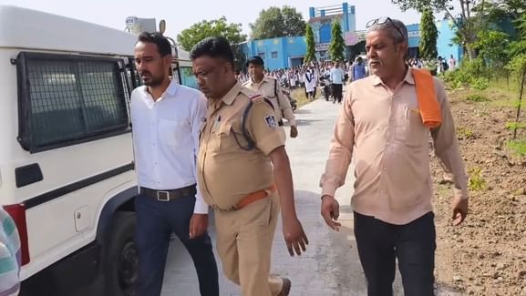 पीटीआई शिक्षक जोकचंद को साथ लेकर जाती पुलिस