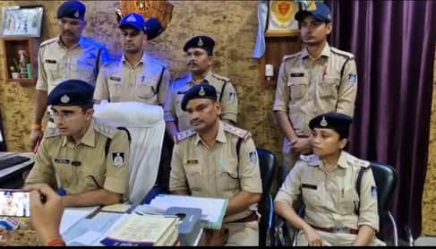 पत्रकार वार्ता में जानकारी देते पुलिस अधिकारी