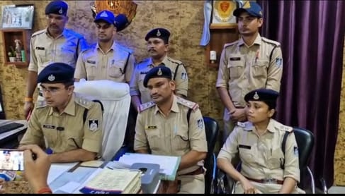 पत्रकार वार्ता में जानकारी देते पुलिस अधिकारी