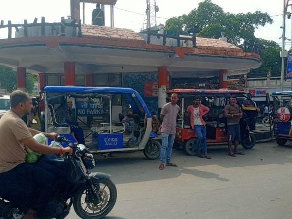 Vehicles parked in no-parking zones cause traffic jams