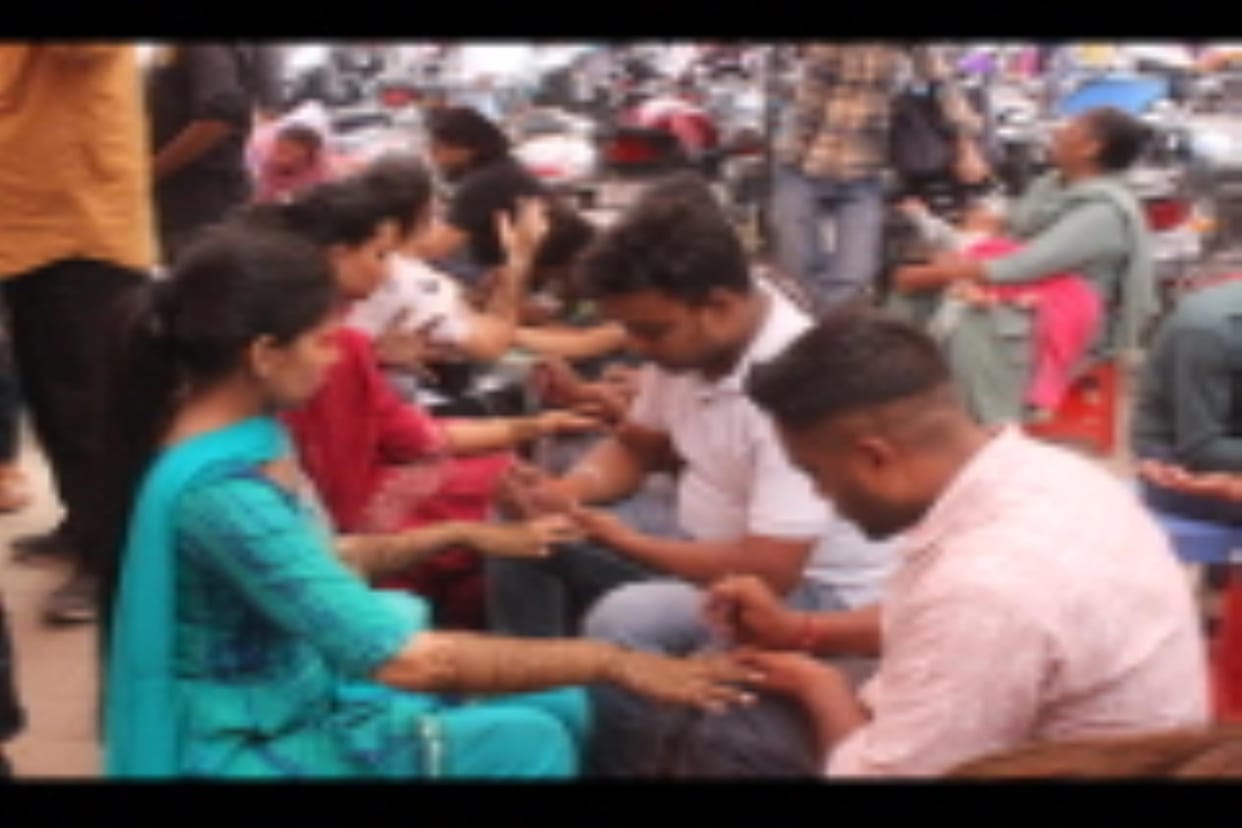 Rajasthani mehndi designs are being liked by married women.